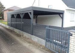 Flachdachcarport mit Holzblende, Zaun und Abstellraum