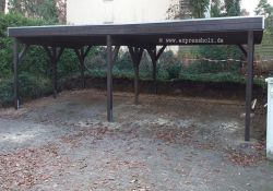 Reihencarport mit 4 Stellplätze und Holzblende