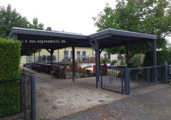 Versetztes Doppelcarport mit Holzblende