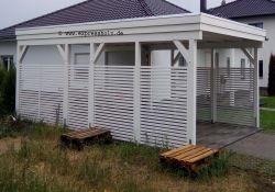 Doppelcarport mit Latten-Seitenwände und Holzblende